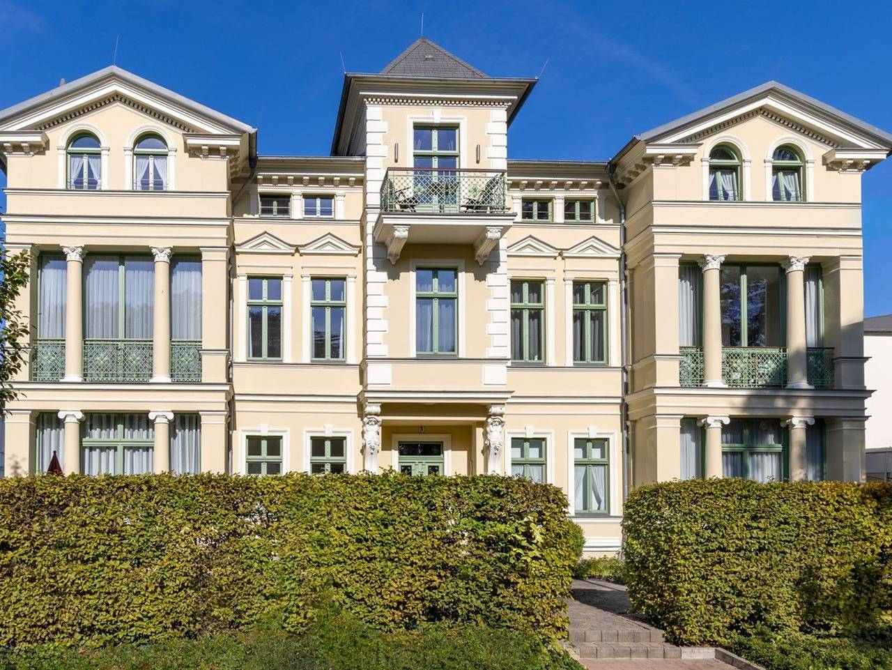 Ganze Ferienwohnung, Villa am Ostseestrand - Hübsche Ferienwohnung mit Wintergarten - nur 50 m zum feinsandigen Ostseestrand in Seebad Heringsdorf, Heringsdorf