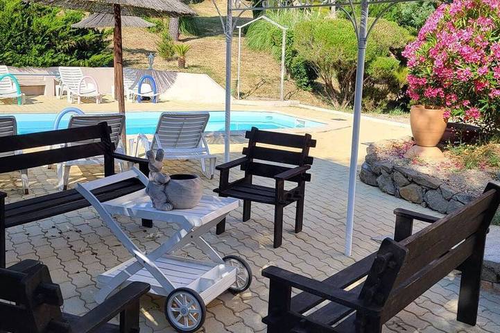 Gîte pour 2 personnes, avec jardin ainsi que piscine et terrasse