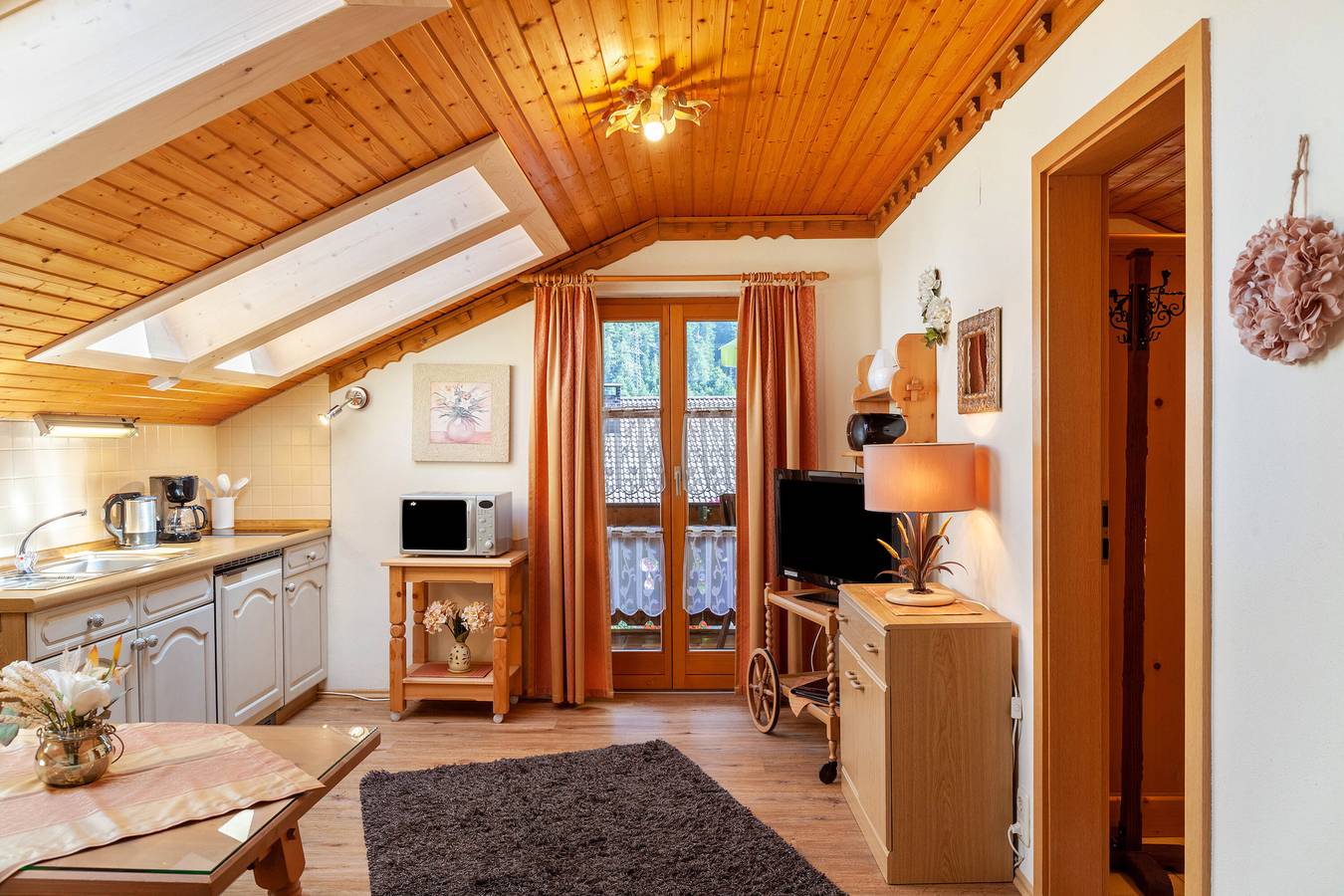Ganze Wohnung, Ferienwohnung 'Wohnung 4' mit Bergblick, Balkon und Wi-Fi in Mittenwald, Bayerische Alpen