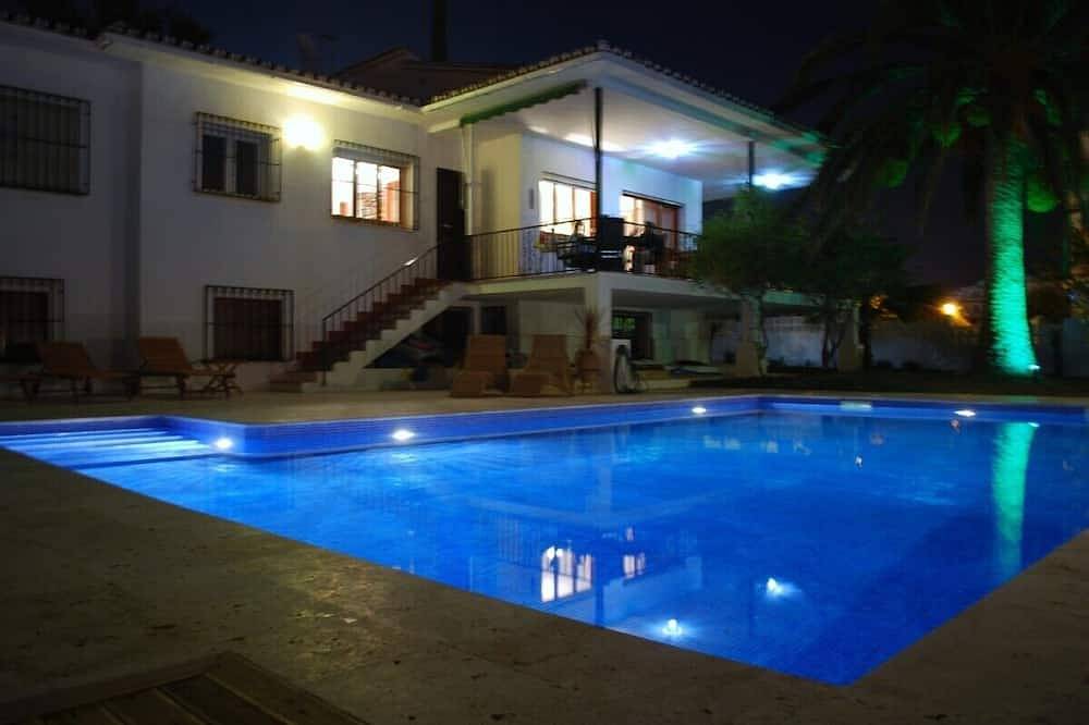 Magnificent seven bedroom detached villa in Nerja town with private pool in Playa de Burriana, Nerja
