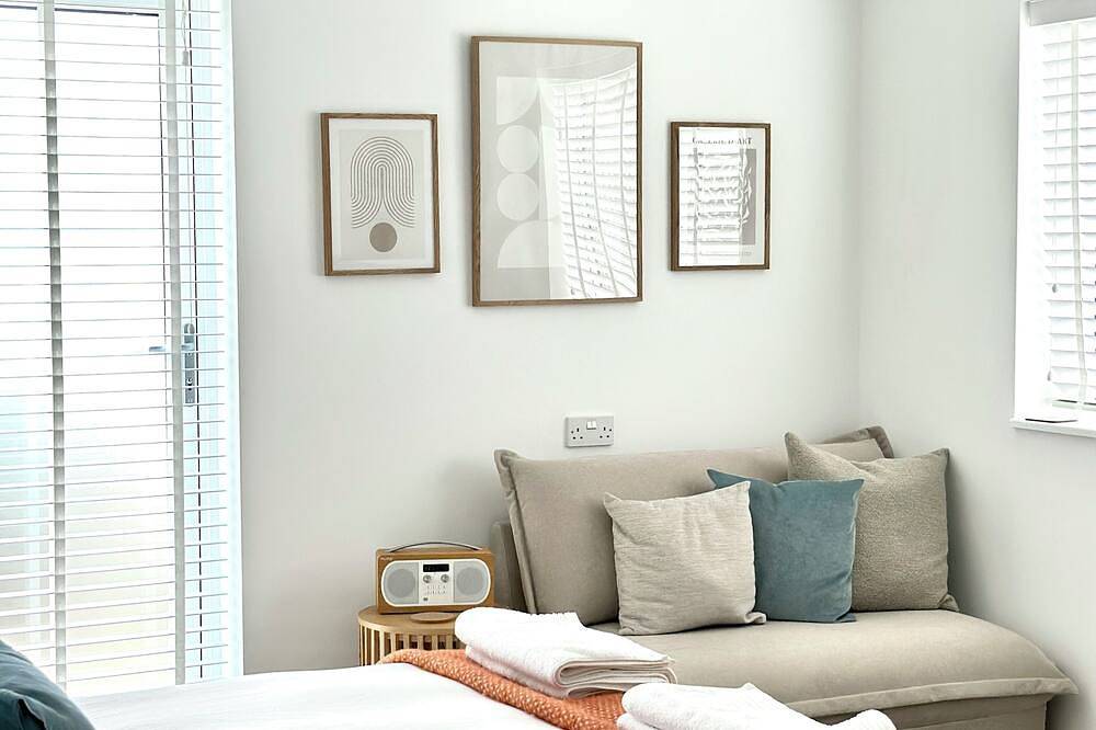 Modern luxury 5* rated kingsize bed guest suite near the sea and close to in Havant, Hampshire