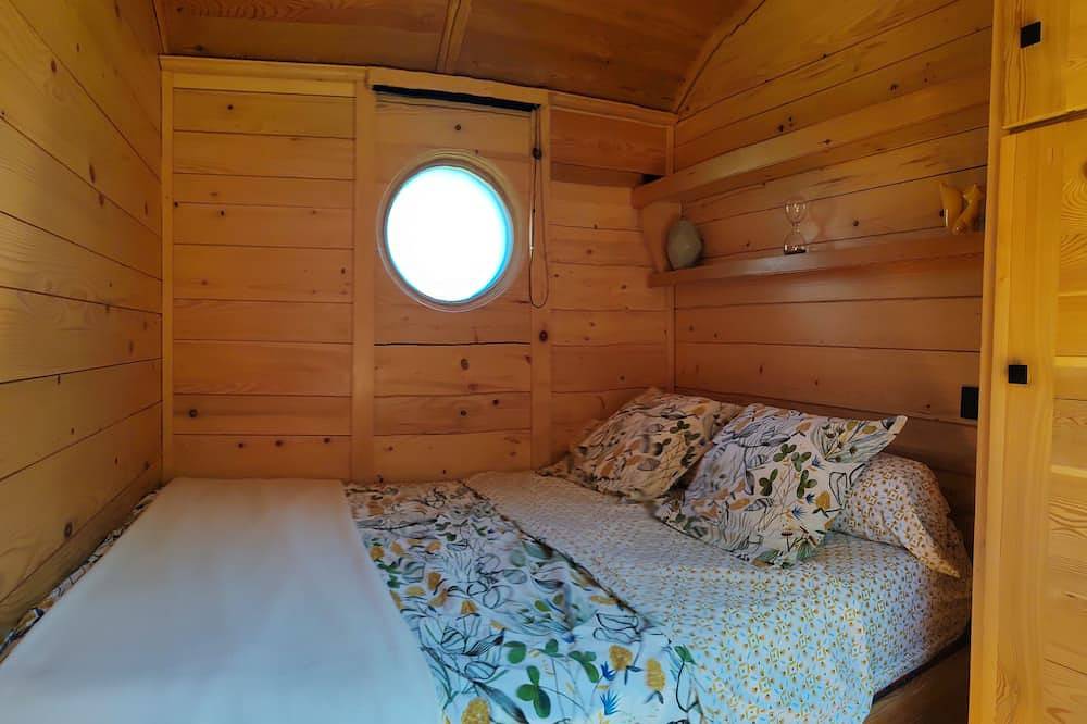Gîte insolite en Champagne- Roulotte des Cahouriaux - 2 personnes in Nanteuil-la-Forêt, Parc naturel régional de la Montagne de Reims