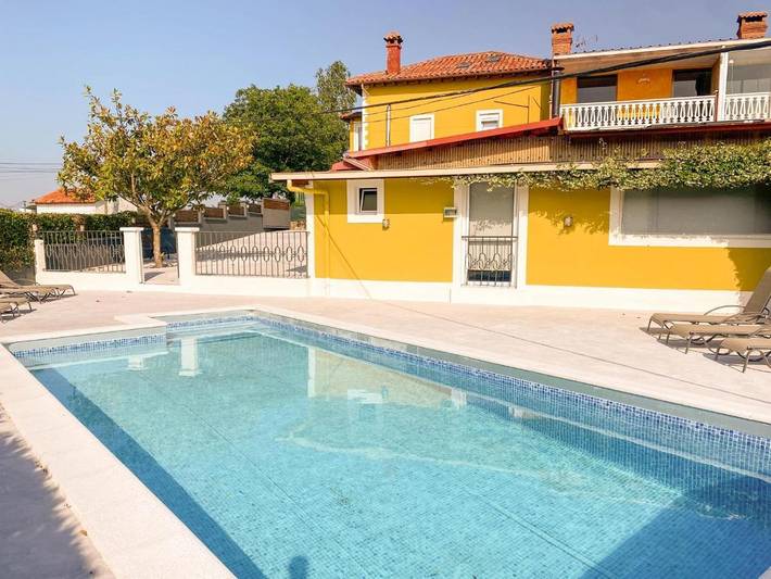 Casa de vacaciones para 20 personas, con terraza además de jardín y piscina - 1