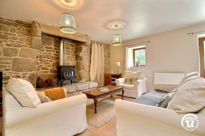 Gîte pour 4 personnes, avec piscine et jardin