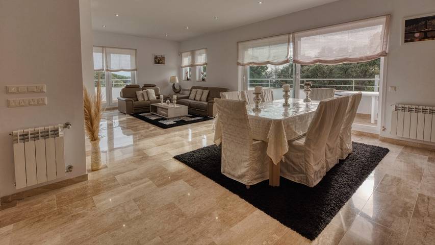 Villa 'Costacabana - Madison' mit privatem Pool, privater Terrasse und WLAN in Central Lloret de Mar, Lloret de Mar
