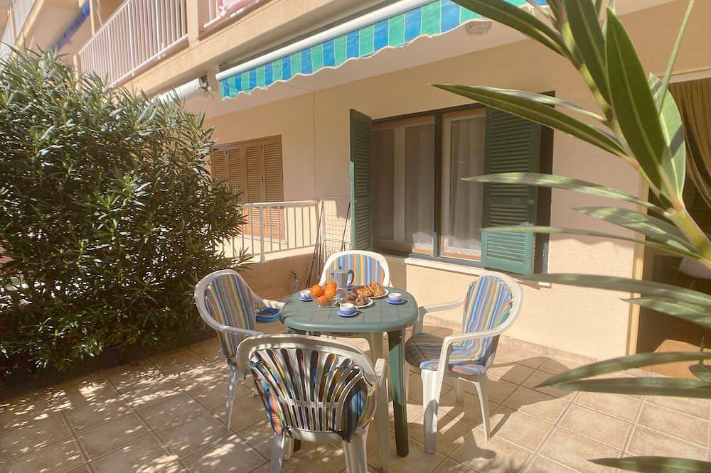 Entire apartment, Groundfloor with terrace in Plaza Bohemia in La Manga del Mar Menor, Mar Menor