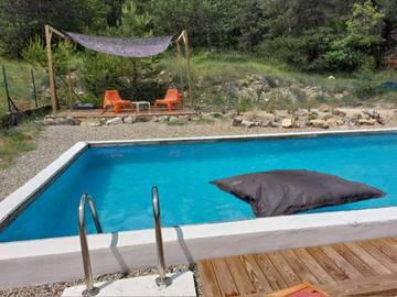 Gîte pour 2 personnes, avec terrasse et piscine à Verclause