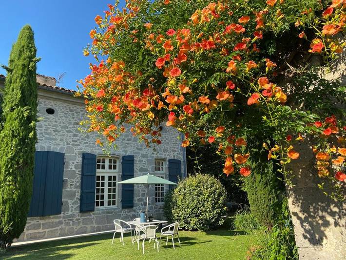 Chambre d’hôte pour 4 personnes, avec jardin et piscine ainsi que vue et terrasse