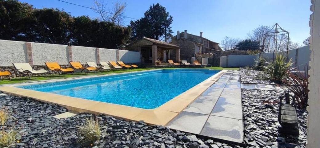 Location de vacances pour 22 personnes, avec jardin ainsi que terrasse et piscine, animaux acceptés à Saint-Sauveur-de-Cruzières - 4