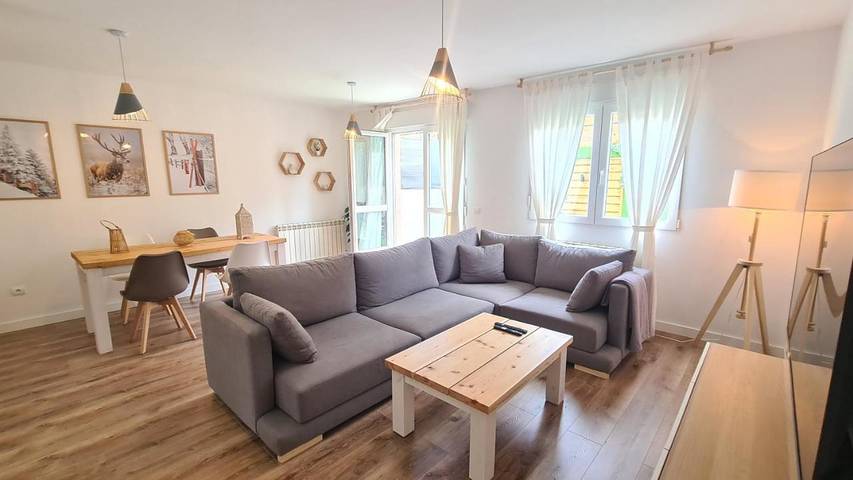 Apartamento para 6 personas, con vistas además de balcón y jardín en Villablino