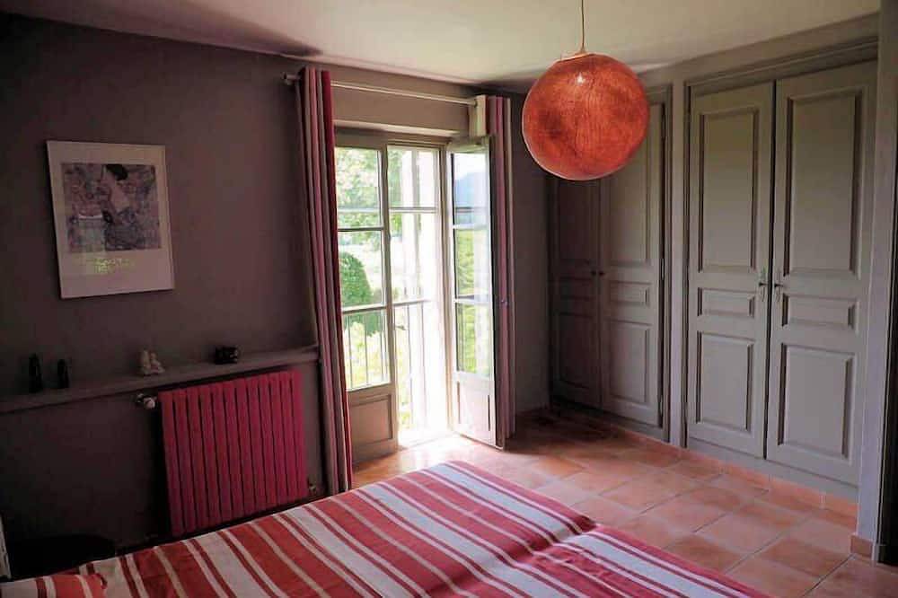 In Violès, Vaucluse, exceptional vacation home, air-conditioned, heated pool. in Violès, Vaucluse