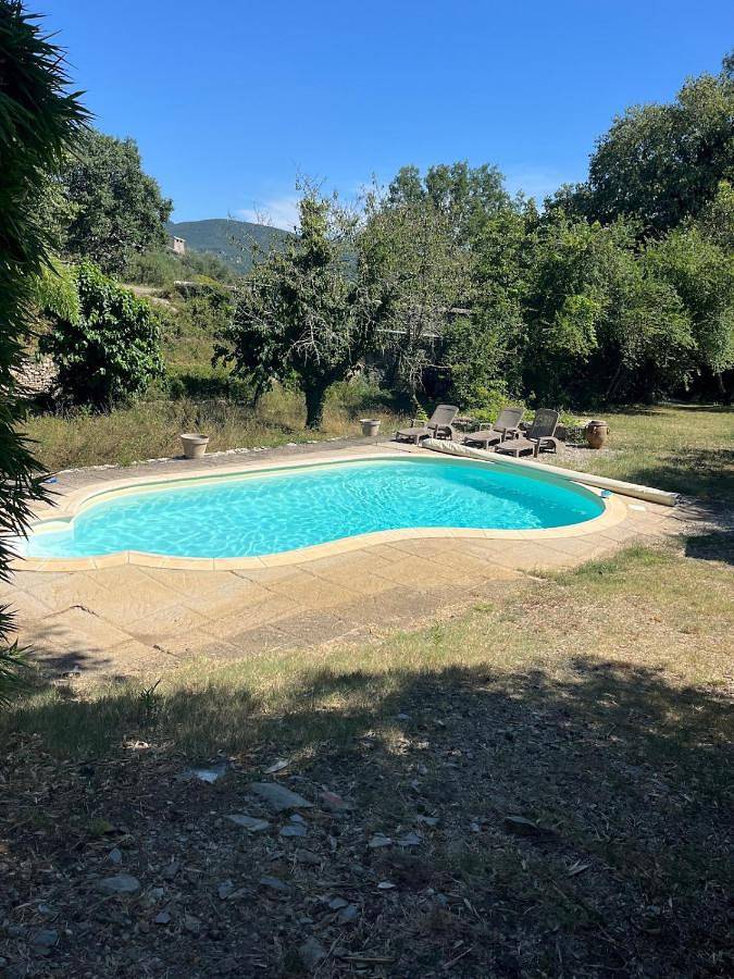 Location de vacances pour 12 personnes, avec piscine et jardin, animaux acceptés à Chandolas