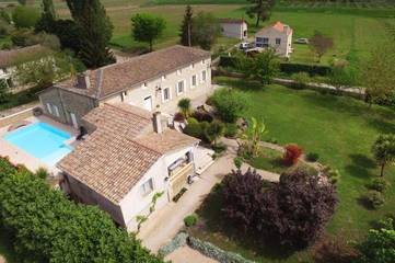Gîte pour 10 personnes, avec jardin et piscine, adapté aux familles à Meilhan-sur-Garonne