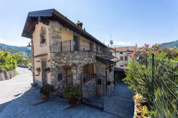 Entire apartment, Apartment 'Casa Rita App 4 A' with Terrace, Garden and Shared Wi-Fi in Vesio, Tremosine