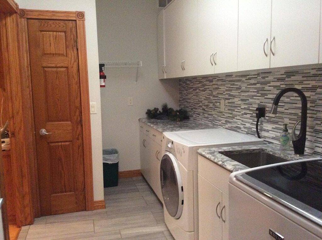 10 bdrm, 7 bath, cabana, beach, dock, pontoon, games, play ground in Le Sueur County