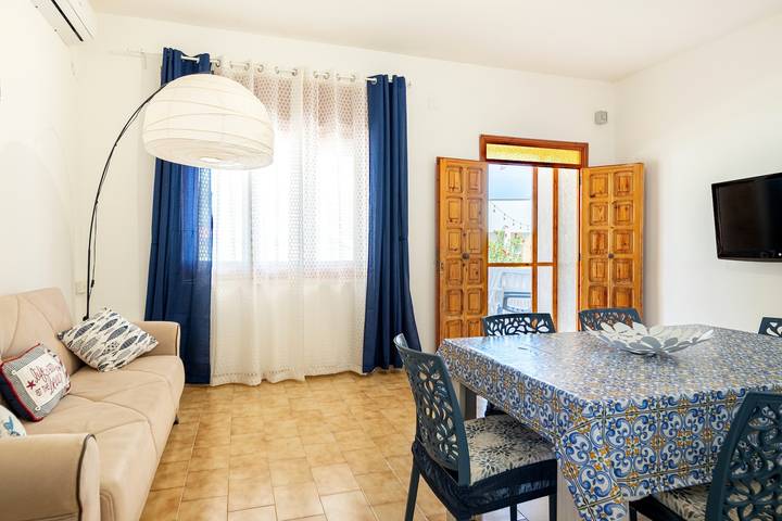 Villa 'Bianca' met privé terras en balkon in Pulsano, Golf van Tarente