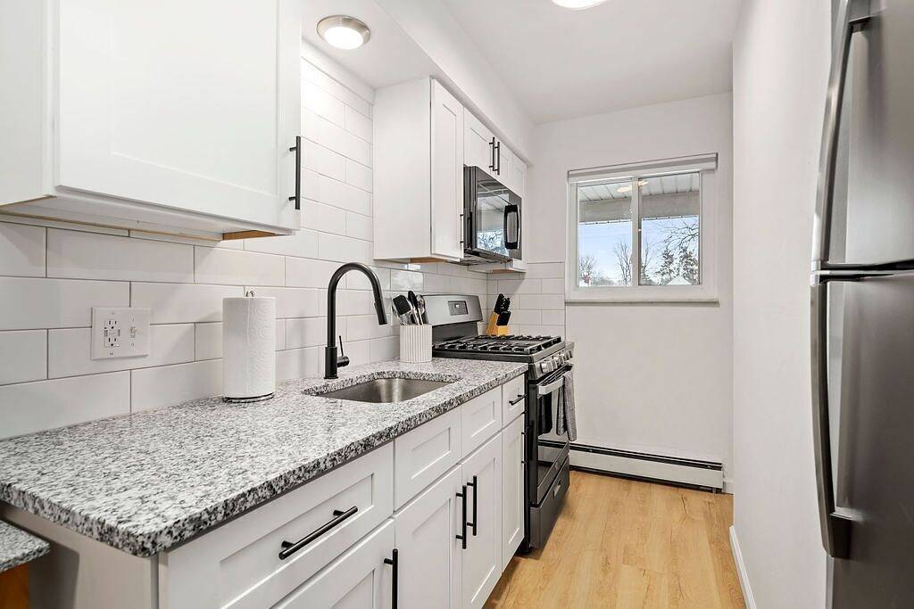 Ganze Wohnung, Bright & Modern Flat | King Bed | Near Downtown in Mount Clemens, Lake St. Clair