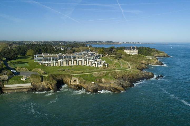 Hôtel pour 2 personnes, avec Balcon et Jacuzzi ainsi que Terrasse et Jardin à Dinard