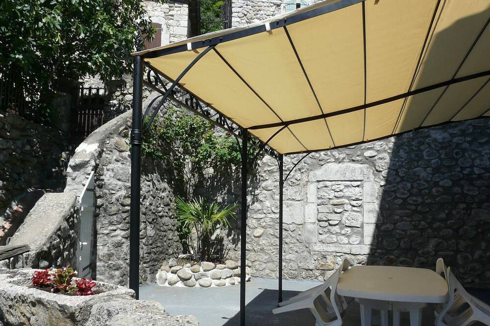 Ganze Wohnung, Appt in listed village on river bank, with terrace and barbecue in Vogüé, Ardèche