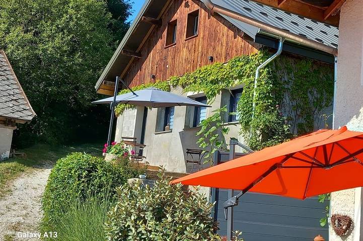 Location de vacances pour 4 personnes, avec jardin et terrasse à Leschaux
