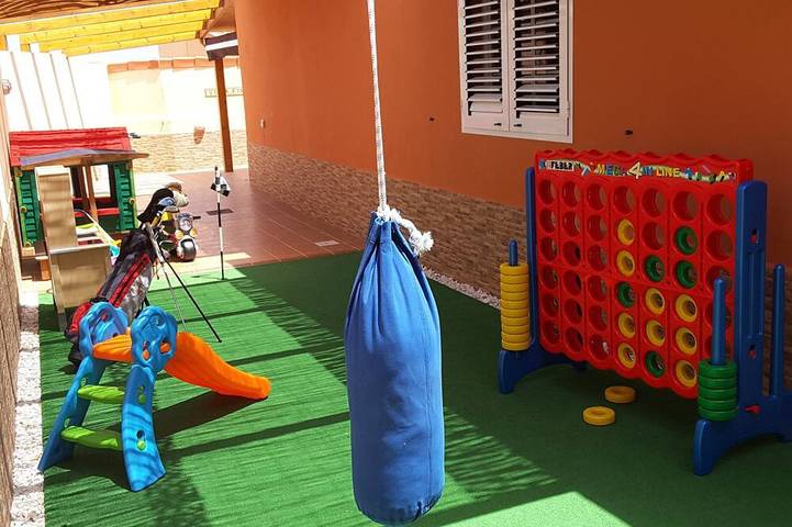 Villa de 4 dormitorios en la ciudad, piscina de 10 m con tobogán para niños, valla de seguridad, barbacoa, salones al aire libre in Caleta de Fuste, Antigua