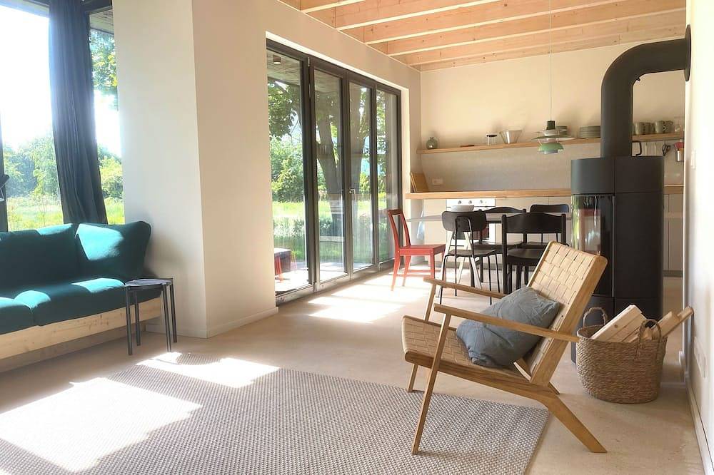 Helles Ferienhaus am Zenssee mit Kamin und Terrasse in Lychensee, Lychen