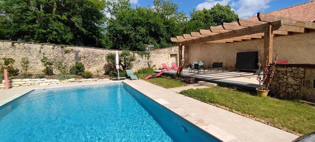 Location de vacances pour 14 personnes, avec piscine ainsi que jardin et terrasse à Bourdeilles - 3