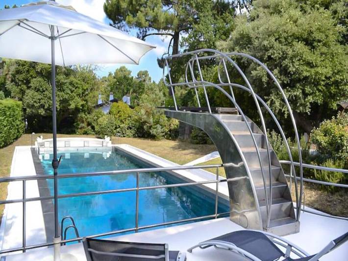 Gîte pour 14 personnes, avec terrasse ainsi que piscine et jardin, adapté aux familles dans Plage des Abatilles - 3