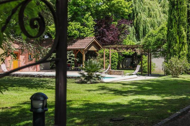 Location de vacances pour 12 personnes, avec piscine et jardin ainsi que terrasse et vue à Montbellet - 4