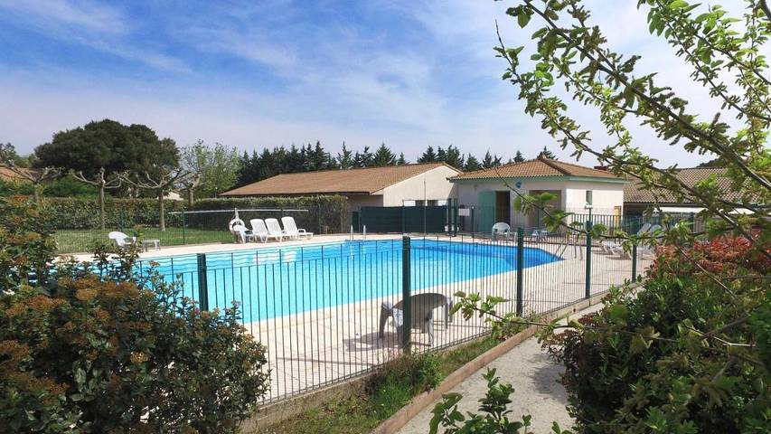 Parc de vacances pour 3 personnes, avec piscine et terrasse à Méjannes-le-Clap - 2