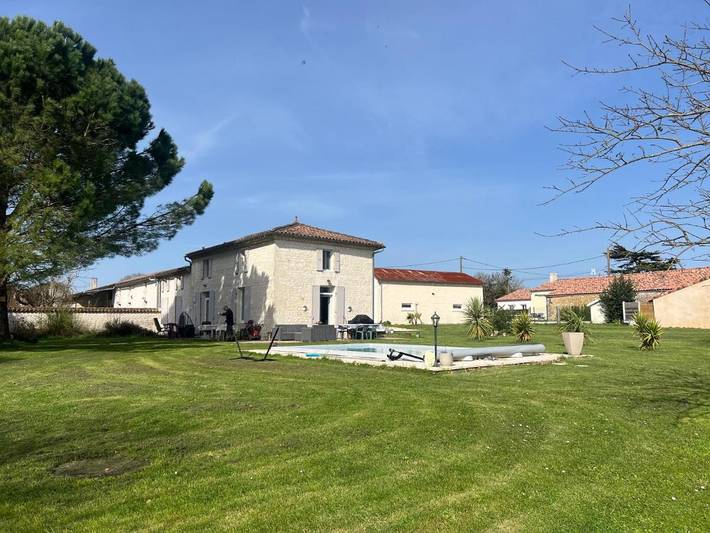 Maison d’hôte pour 4 personnes, avec jardin et jacuzzi ainsi que piscine et terrasse, animaux acceptés
