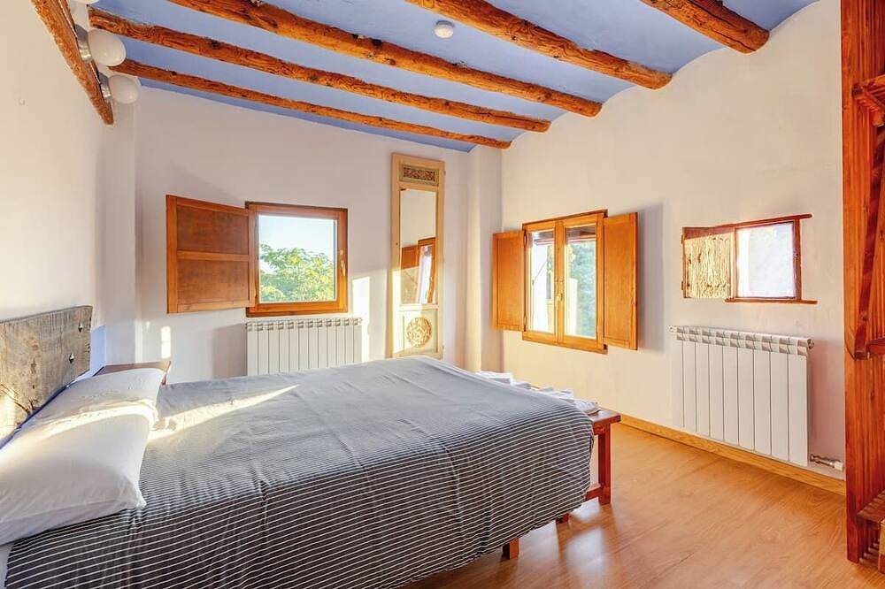 Habitación con baño y sala privados en casa rural in Hoz y Costeán, Provincia de Huesca
