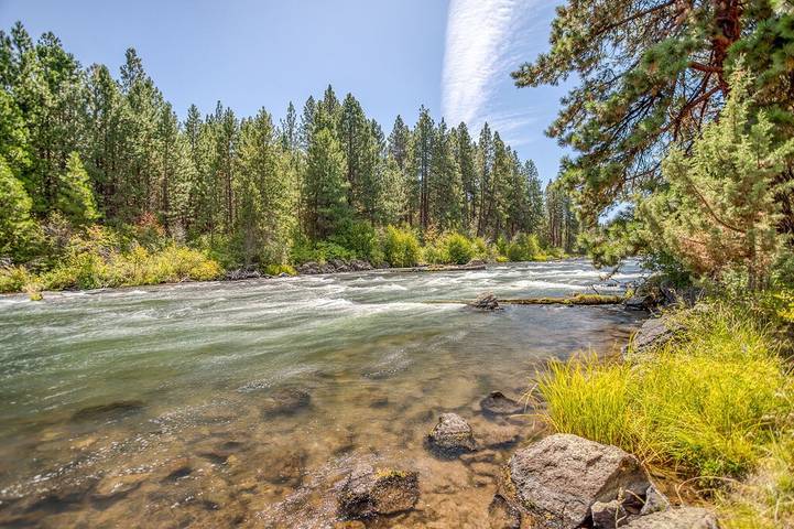 Vacation rental for 2 people, with pool and balcony as well as hot tub in Bend