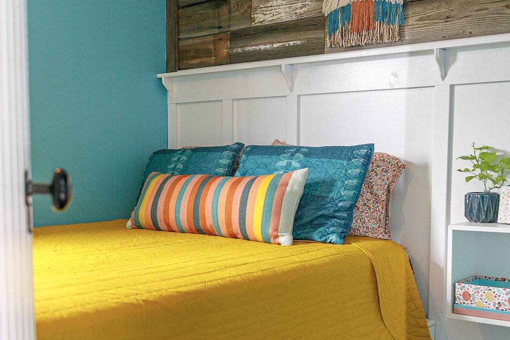 Happy Harbor: cute cottage 1 block from Indian Lake. in Russells Point, Indian Lake