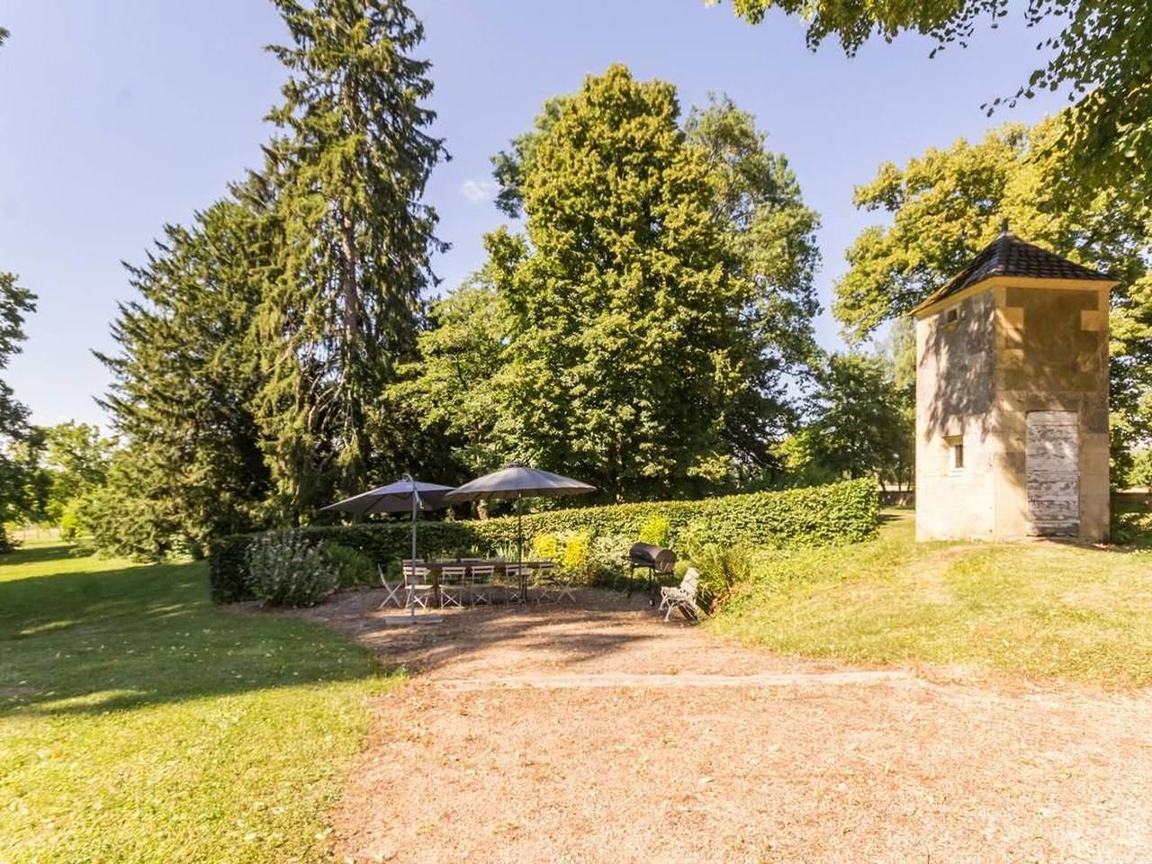 Séjour familial dans maison de maître avec parc, proche Nevers in Nièvre