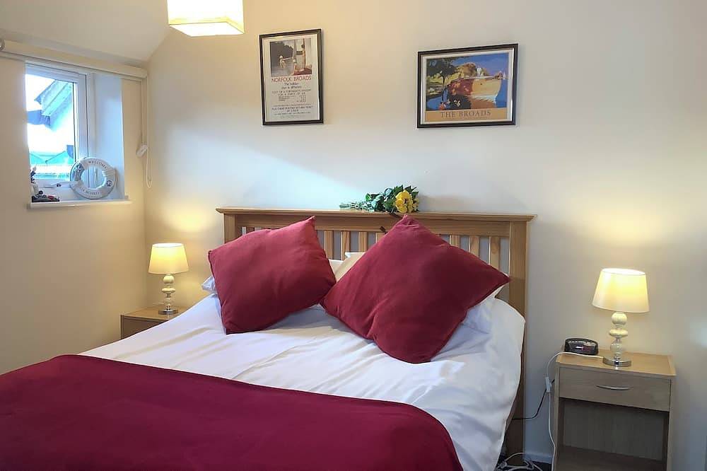 Cosy and comfortable Riverside Cottage in Wroxham, the Gateway to the Broads in Wroxham, The Broads