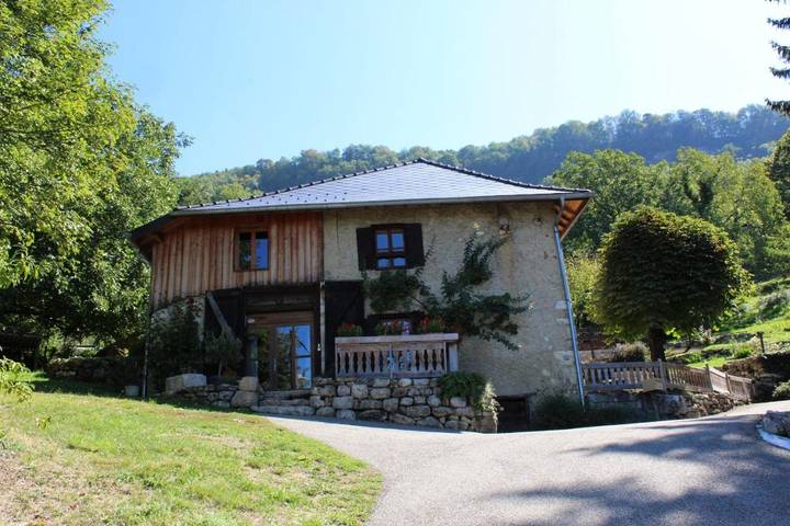 Chambre d’hôte pour 2 personnes, avec terrasse ainsi que vue et jardin dans Saint-Béron