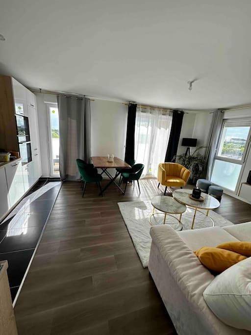 Gîte pour 2 personnes, avec vue sur le lac ainsi que vue et terrasse à Bonneuil-sur-Marne