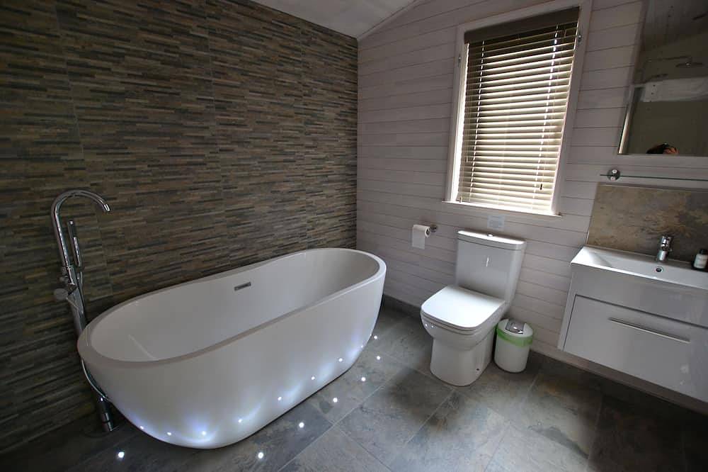 Entire apartment, Sparrowhawk Luxury Lodge with Sauna and Hot Tub in Chinnor, Chiltern Hills