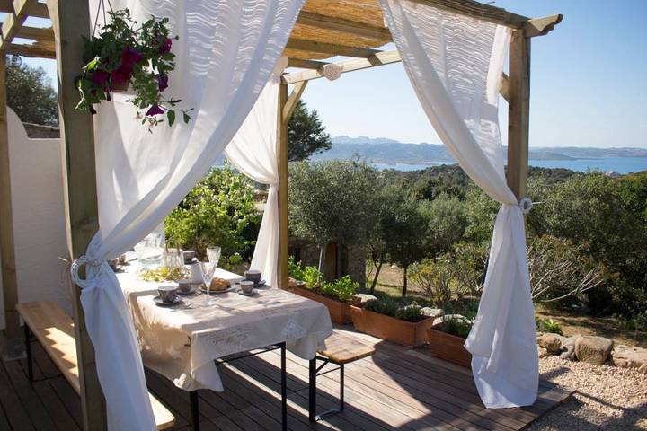 B&b per 4 persone, con Balcone e Terrazza nonché Giardino e Panorama a Arzachena