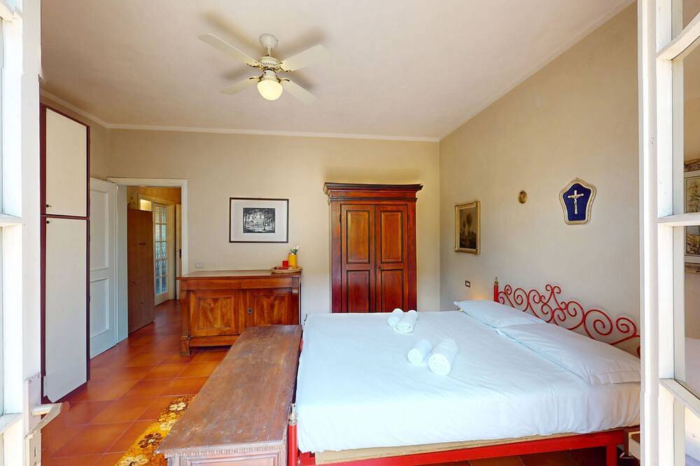 Villa Valentine 200 mt to the beach by Bookinggar in Colombare, Sirmione