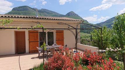 Gîte pour 6 personnes, avec terrasse ainsi que jardin et piscine à Rémuzat