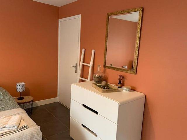 Appartement de vacances entier, Double Room with Private Bathroom in Anse, Beaujolais