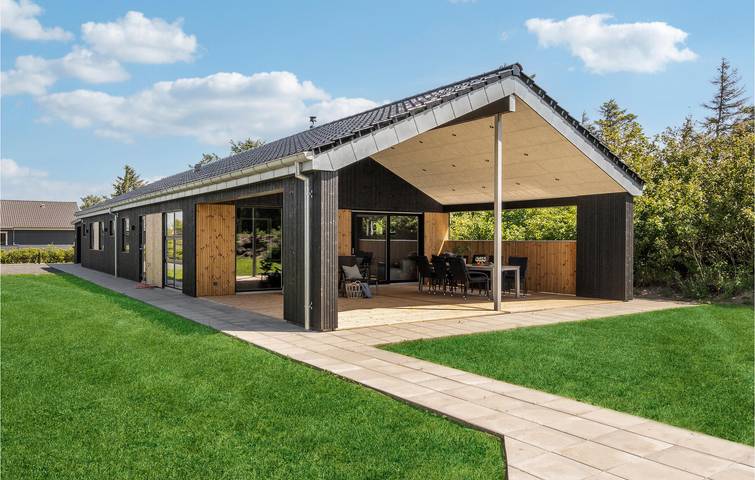 Ferienhaus für 8 Personen, mit Whirlpool und Terrasse sowie Sauna und Garten in Skaven Strand