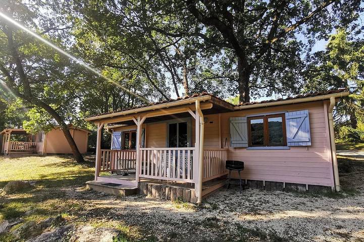 Chalet pour 4 personnes, avec Jacuzzi ainsi que Terrasse et Piscine