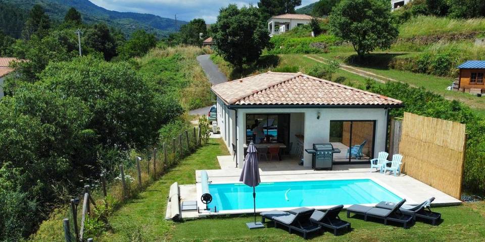 Location de vacances pour 6 personnes, avec jardin et piscine ainsi que vue et terrasse à Rocher