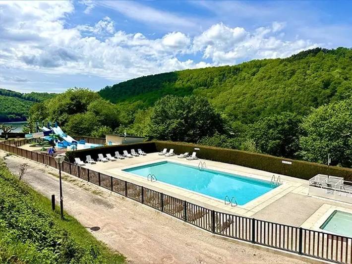 Chalet pour 6 personnes, avec piscine ainsi que bassin pour enfant et vue sur le lac dans le Cantal