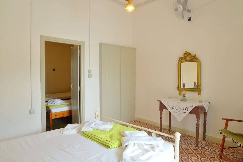 Entire apartment, Seaside Apartment in Klima, Milos, 1st floor in Plaka (Milos), Milos