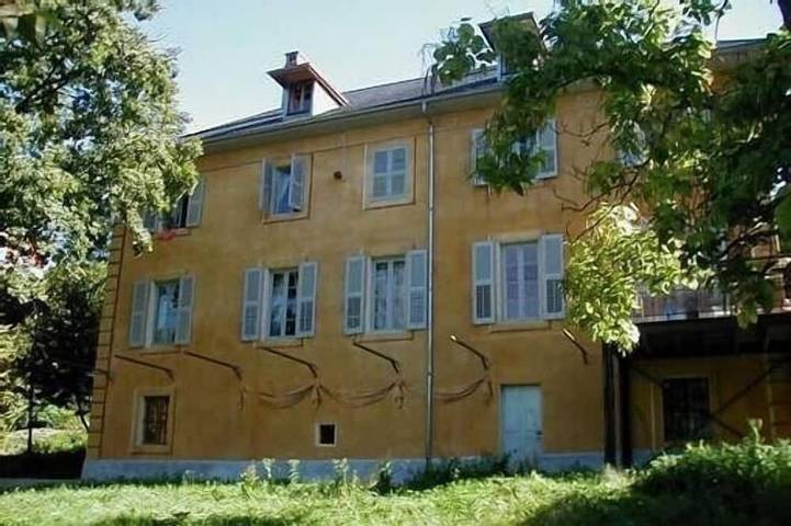Maison de vacances pour 13 personnes, avec terrasse ainsi que jacuzzi et jardin à Chambéry