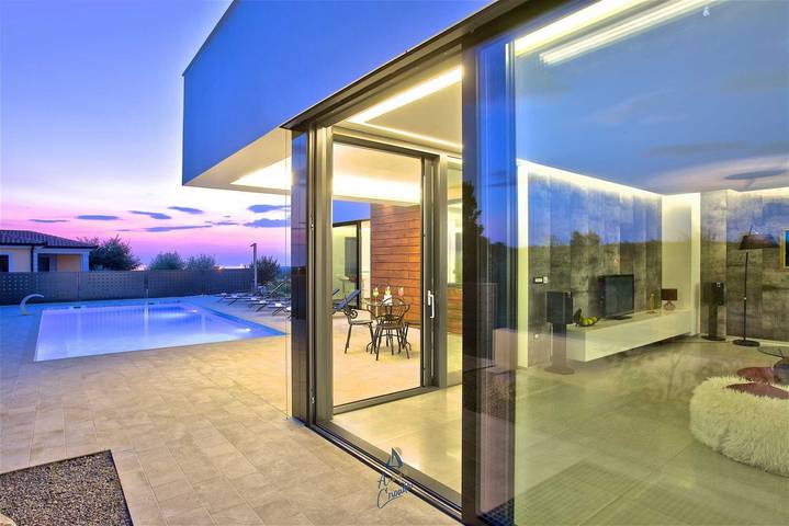 Lebendige, moderne 5-Zimmer-Villa für 10+2, mit Pool und Meerblick in Visnjan, Općina Višnjan